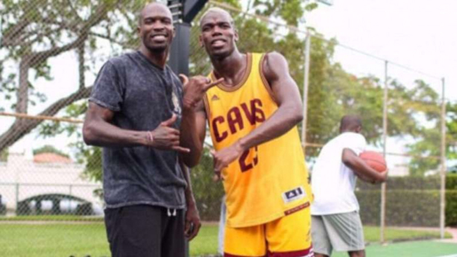 Paul Pogba dan bintang NFL Chad Johnson