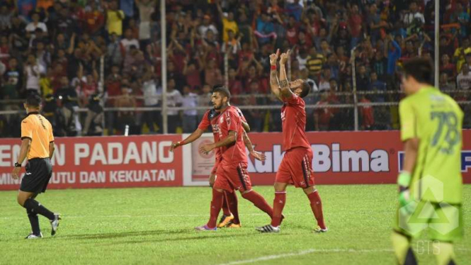 Selebrasi Marcel Sacramento usai menjebol gawang Persib Bandung
