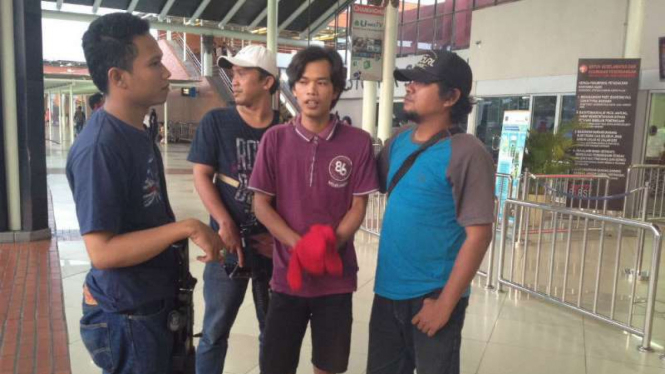 Tersangka pembunuhan (pakai kaus ungu) ditangkap aparat Polres Depok