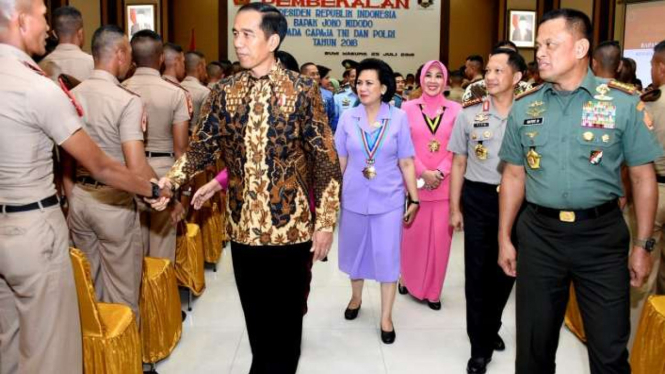 Presiden Jokowi, Panglima TNI Jenderal Gatot Nurmantyo dan Kapolri Jenderal Tito Karnavian.