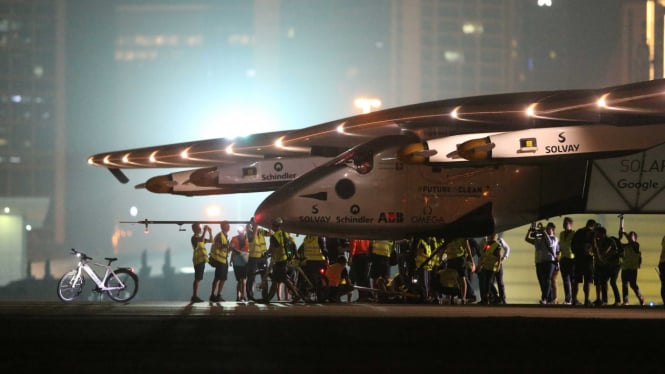 Solar Impulse 2, sebuah pesawat bertenaga surya, tiba di bandara di Abu Dhabi, Uni Emirat Arab, pada 26 Juli 2016.