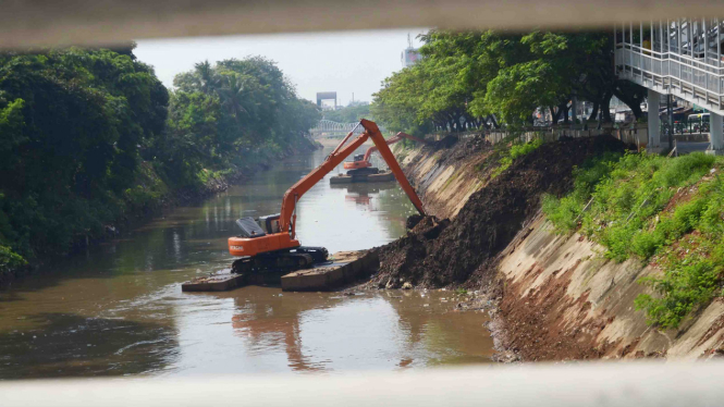 Normalisasi Sungai Ciliwung, salah satu program DKI Jakarta dalam mengelola lingkungan hidup. 