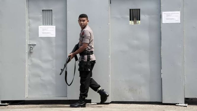Petugas bersenjata berjaga di area dermaga penyeberangan Wijayapura, Cilacap, Jateng, Senin (25/7/2016). Tahun ini dikabarkan ada 16 orang yang akan dieksekusi mati.