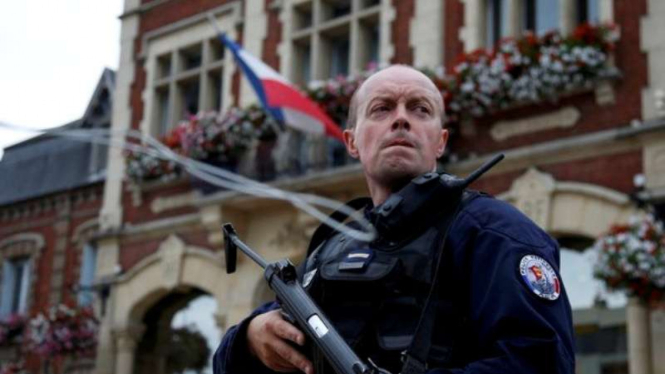 Polisi Prancis berjaga di depan balai kota, tak lama setelah penyanderaan gereja.