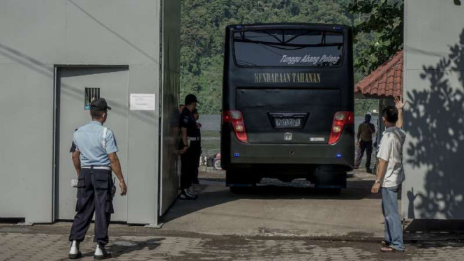 Pemindahkan terpidana mati kasus narkotika, Merry Utami, ke Lapas Nusakambangan. ANTARA FOTO/Idhad Zakaria.