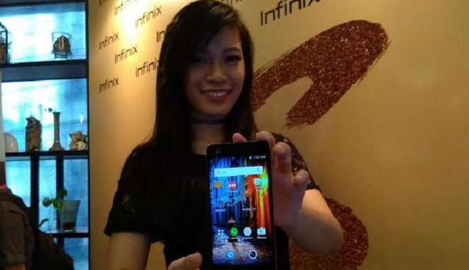 Model menunjukkan ponsel Infinix baru