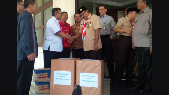 Penyerahan bantuan kepada Gubernur Banten