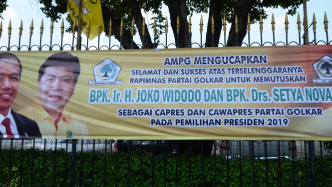Spanduk dukungan Jokowi-Setya Novanto di Pilpres 2019 di arena Rapimnas Golkar.