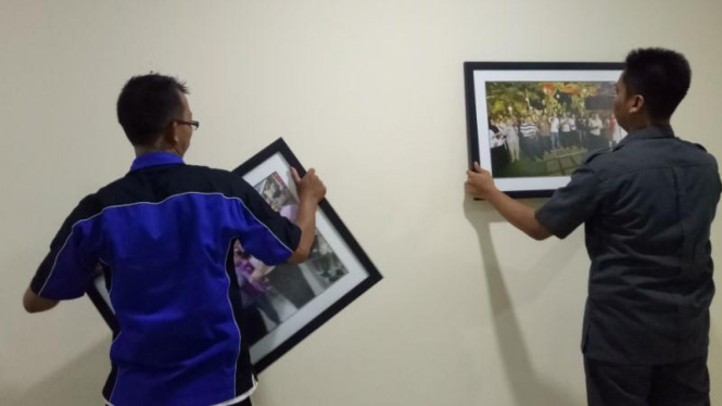 Sejumlah pegawai Kementerian Pendidikan dan Kebudayaan membersihkan foto berisi gambar Anies Baswedan