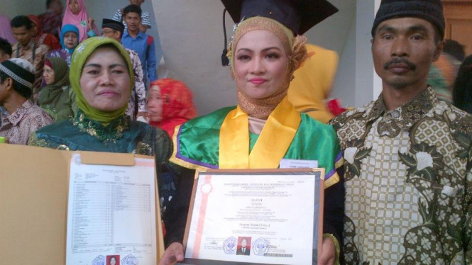 Firna Larasanti, anak pemulung dengan skripsi terbaik di Universitas Negeri Semarang