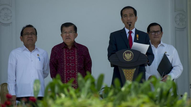 Presiden Joko Widodo didampingi Wapres Jusuf Kalla, Mensesneg Pratikno dan Seskab Pramono Anung memberikan keterangan pers di Istana Merdeka
