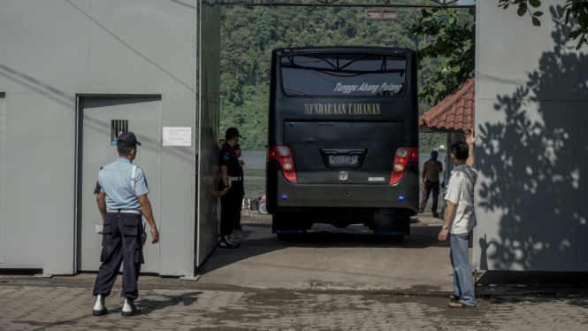 Bus Transpas yang digunakan untuk memindahkan terpidana mati kasus narkotika Merry Utami, keluar dari dermaga penyeberangan Wijayapura, Cilacap, Jateng, Minggu (24/7/2016).