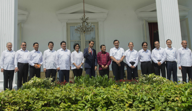 Presiden Joko Widodo dan Wapres Jusuf Kalla bersama dengan keduabelas menteri Kabinet Kerja hasil perombakan jilid II usai diumumkan di Istana Merdeka, Jakarta, Rabu (27/7).