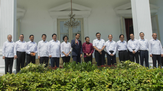 Presiden Joko Widodo dan Wapres Jusuf Kalla bersama dengan keduabelas menteri Kabinet Kerja hasil perombakan jilid II usai diumumkan di Istana Merdeka, Jakarta, Rabu (27/7).