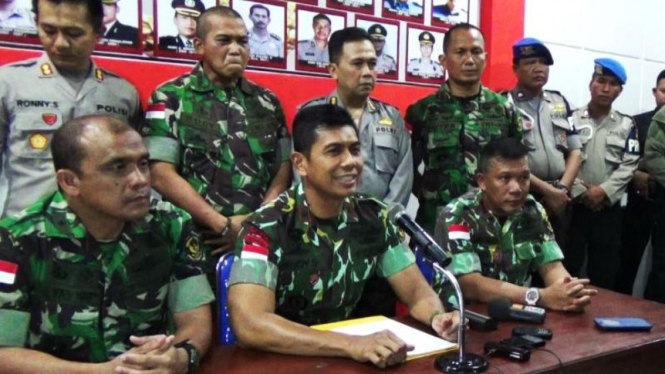 Brigjen Pol. Rudi Sufahriadi (tengah, duduk) dan Brigjen TNI Ilyas Alamsyah Harahap (kiri, duduk) , menggelar konferensi pers di Polres Poso, Sulawesi Tengah, Rabu, 27 Juli 2016