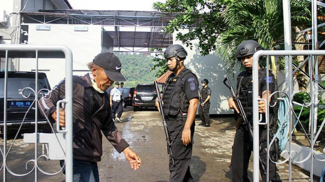 petugas kepolisian bersenjata berjaga di Dermaga Penyeberangan Wijaya Pura, Cilacap, Jateng