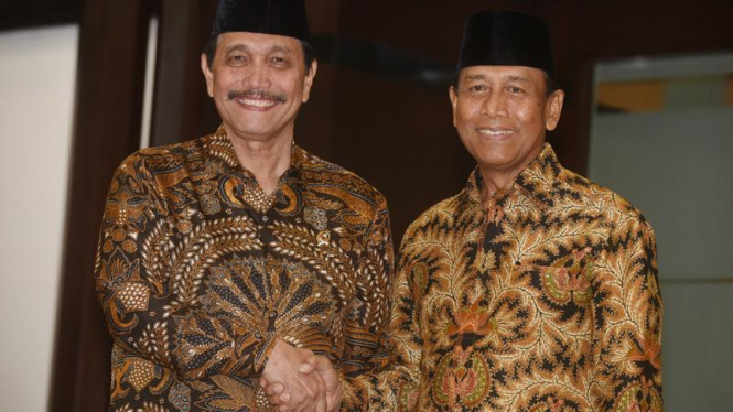 Menko Polhukam Wiranto (kanan) berjabat tangan dengan Luhut B. Pandjaitan ketika serah terima jabatan (sertijab) Menko Polhukam di kantor Kemenko Polhukam, Jakarta, Kamis (28/7/2016)