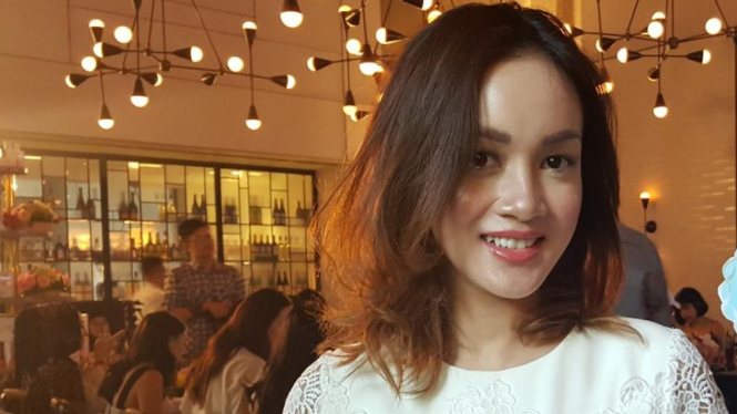  Artis dan beauty enthusiast Astrid Satwika