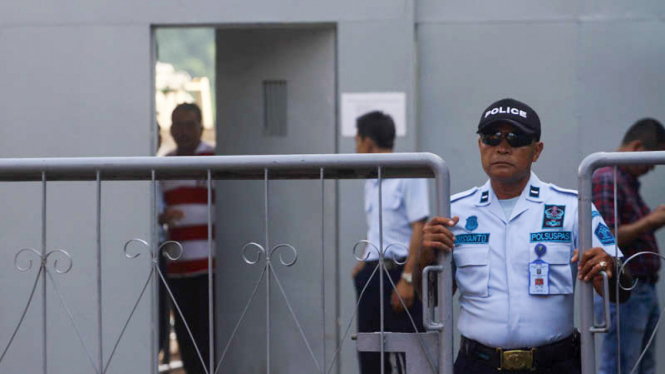 Sejumlah petugas LP Nusakambangan menjaga ketat pintu masuk