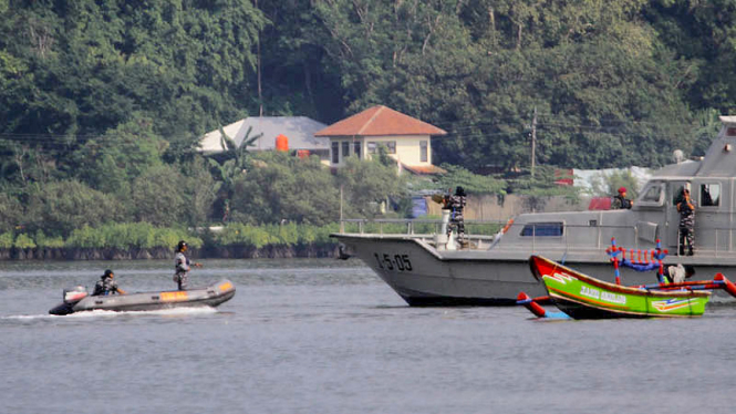  Kapal Angkatan Laut Serayu milik Pangkalan Angkatan Laut Cilacap melakukan patroli pengamanan di seputar wilayah laut Pulau Nusakambangan, Cilacap, Jawa Tengah. 