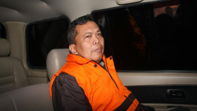 Panitera Pengganti Pengadilan Negeri Jakarta Pusat, M. Santoso, memakai rompi tahanan Komisi Peberantasan Korupsi (KPK). 