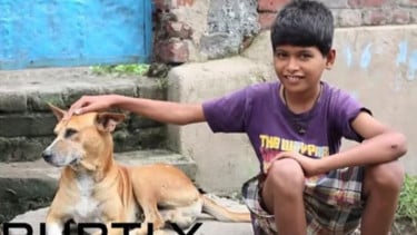Mohit Kumar dan anjing liar.