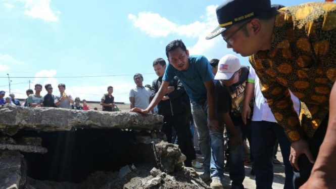 Wali Kota Bandung Ridwan Kamil melihat-lihat temuan bungker.