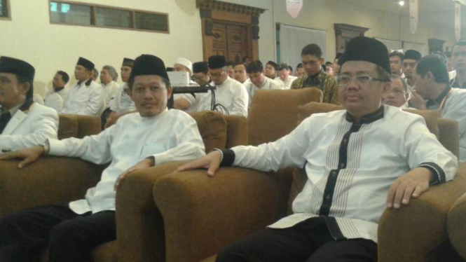 Presiden PKS Mohamad Sohibul Iman (kanan) 