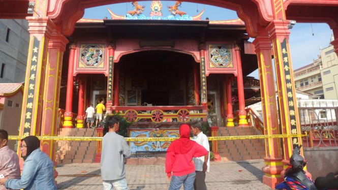 Warga Tanjungbalai menyaksikan vihara yang dijarah massa, Minggu (31/7/2016)