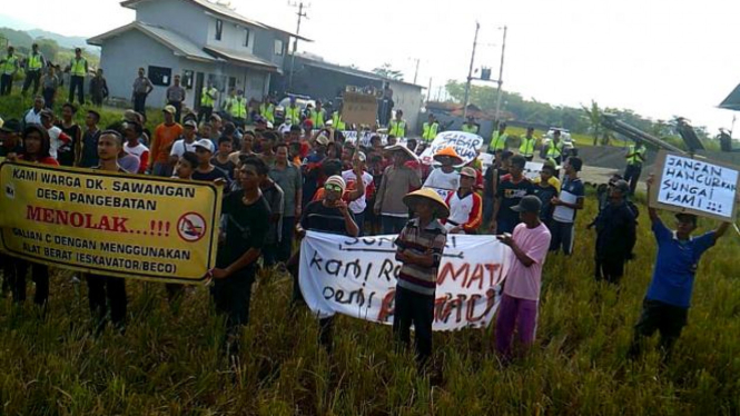 warga berdemo di dekat lokasi penambangan galian c