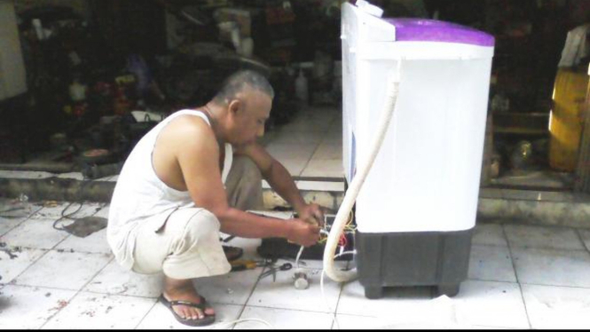 Mualim sedang membedah mesin cuci yang ngadat (HCA)