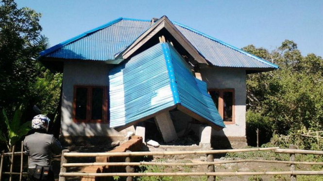 Rumah rusak berat akibat gempa bumi di Dompu, NTB, Senin, 1 Agustus 2016.