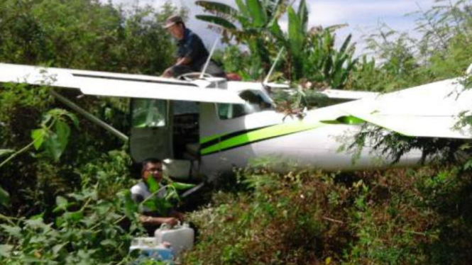 Pesawat kecil jenis capung mendarat darurat di kawasan semak belukar di Kabupaten Ogan Komering Ulu Selatan, Sumatera Selatan, pada Sabtu, 30 Juli 2016.