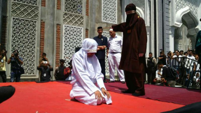 Perempuan Aceh Ini Pingsan setelah Dicambuk 12 Kali
