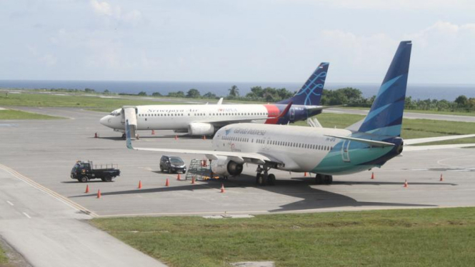 Suasana Bandara Sultan Babullah Ternate usai erupsi Gunung Gamalama, Rabu (3/8/2016). Landasan pacu pesawat saat ini diselimuti abu vulkanik, sehingga aktivitas penerbangan ditiadakan.