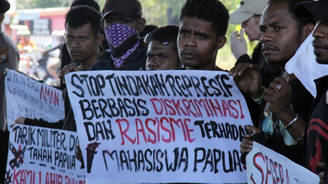 Sejumlah mahasiswa asal Papua yang tergabung dalam Aliansi Peduli Kemanusiaan berunjuk rasa di bawah Jembatan Layang, Makassar, Sulawesi Selatan, Rabu (27/7/2016)