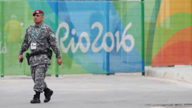 Tentara Brasil melakukan patroli jelang Olimpiade Rio 2016
