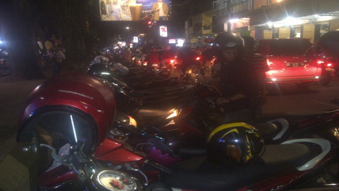 Parkir motor di badan jalan dekat Anjungan Pantai Losari, Makassar.