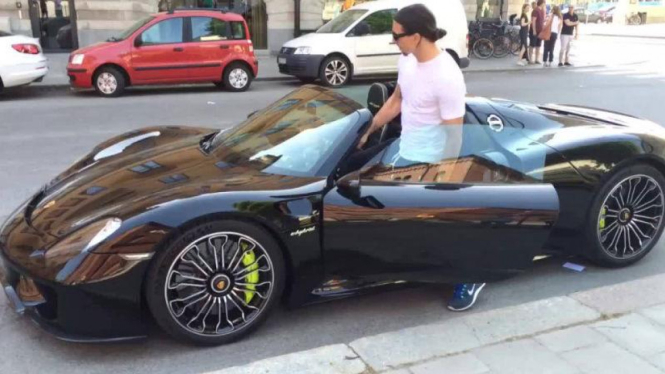 Zlatan Ibrahimovic menaiki salah satu koleksi mobil mewahnya.