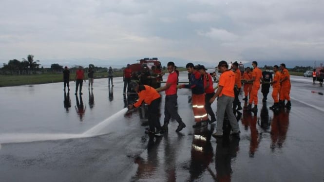 Petugas membersihkan landasan pacu Bandara Sultan Babullah Ternate