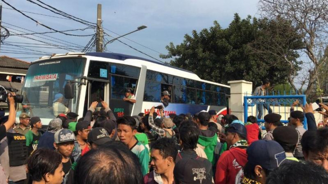 Bonek saat masuk bus menuju Surabaya di Stadion Tugu