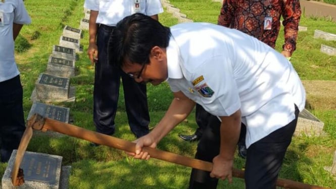 Wakil Gubernur DKI Jakarta Djarot Saiful Hidayat membongkar makam fiktif.