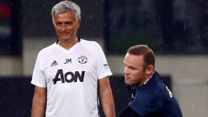 Jose Mourinho (kiri) dan Wayne Rooney (kanan).