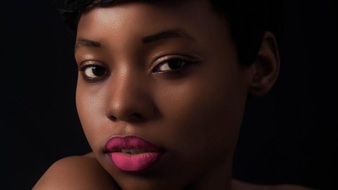 Ilustrasi make up wanita kulit gelap