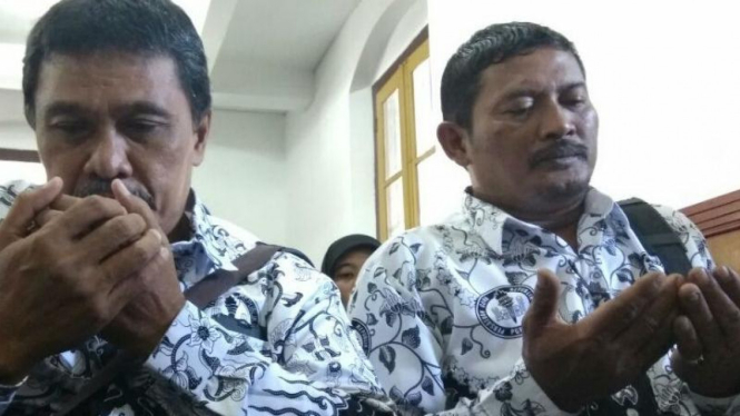 Samhbudi (kanan), terdakwa pencubit siswa, di Pengadilan Negeri Sidoarjo, Jawa Timur, pada Kamis, 4 Agustus 2016.