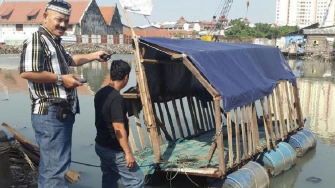 Kondisi perahu yang terbalik di Luar Batang, Jakarta Utara.