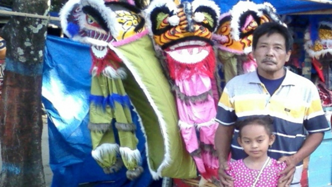 Pak Sipin dan Barongsai Mainan buatannya di Dampoawang Beach, Rembang.