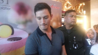 Mike Lewis Ungkap Hubungannya dengan Raline Shah