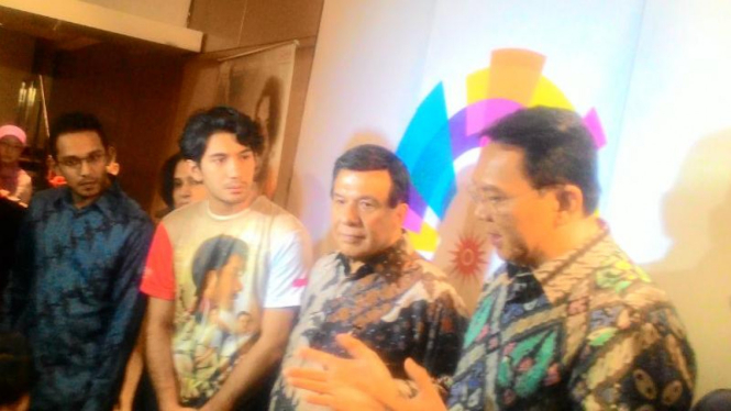 Gubernur DKI Jakarta, Basuki Tjahaja Purnama, saat mengunjungi suatu bioskop untuk menonton film. 