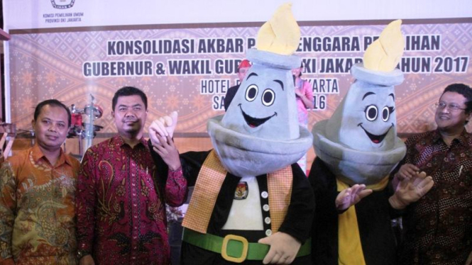 Ketua KPUD DKI Jakarta Sumarno (kiri) dan maskot Pilkada DKI 2017.